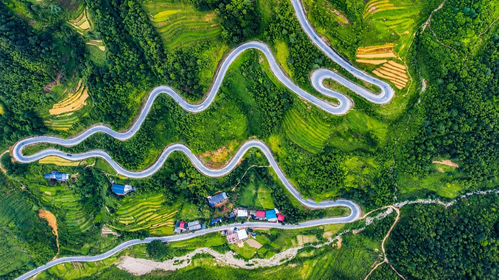 Đèo Mã Pì Lèng uốn lượn giữa núi đá Hà Giang