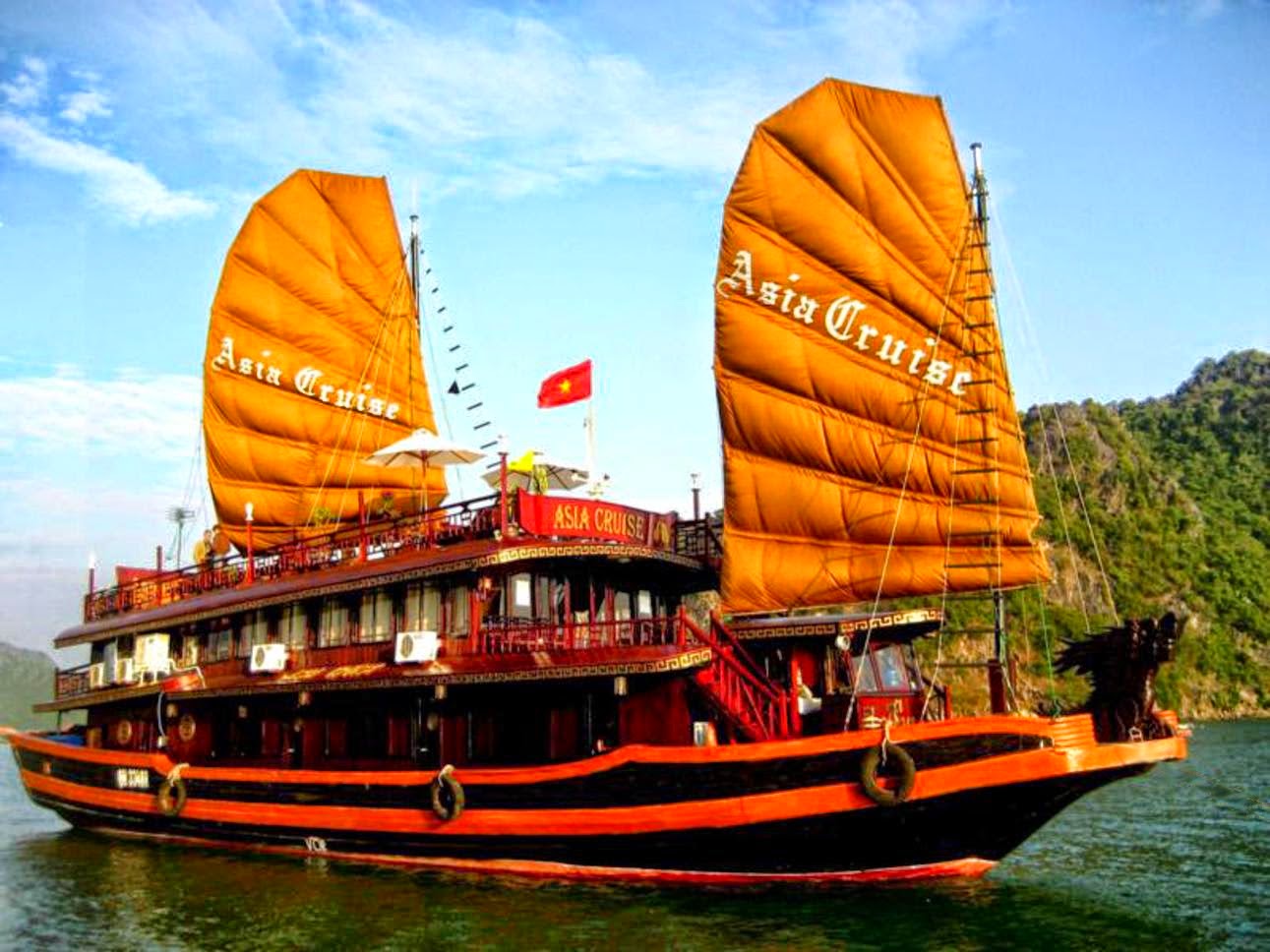 Tour Hạ Long - Trải nghiệm du thuyền dạo biển