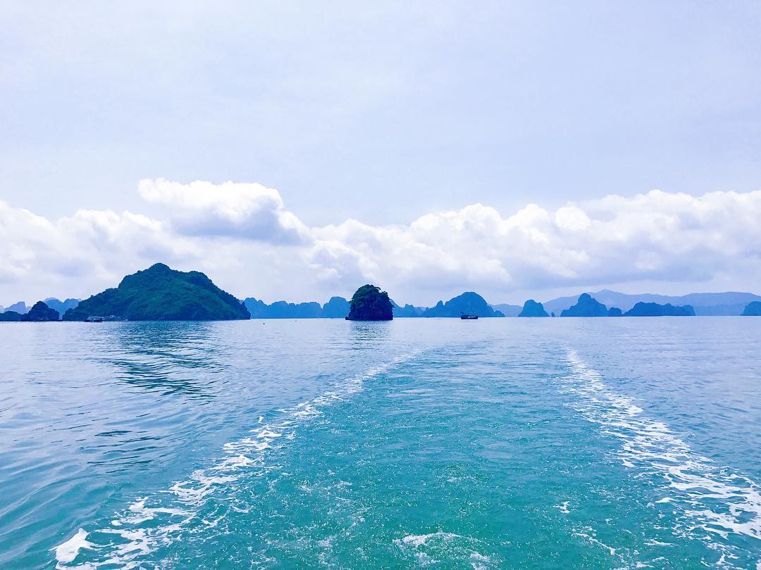 Tour Ha Long - Làn nước trong xanh, mát rười rượi của vịnh Bái Tử Long