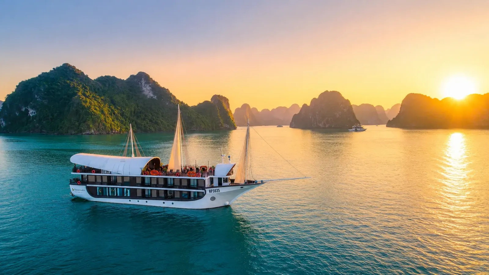 Du thuyền tham quan Vịnh Hạ Long trong điều kiện thời tiết thuận lợi