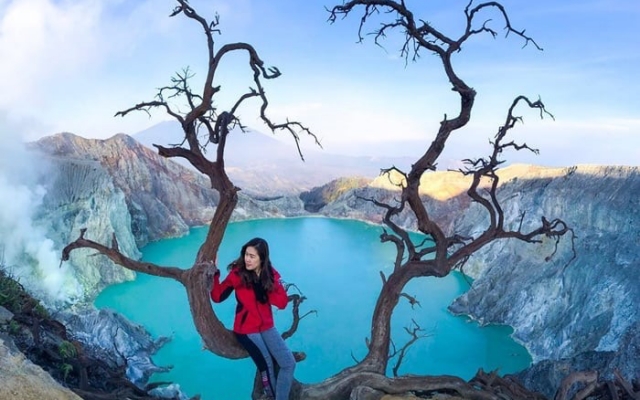 Ngỡ ngàng trước vẻ đẹp hồ Kawah Ijen nổi tiếng khi du lịch Indonesia