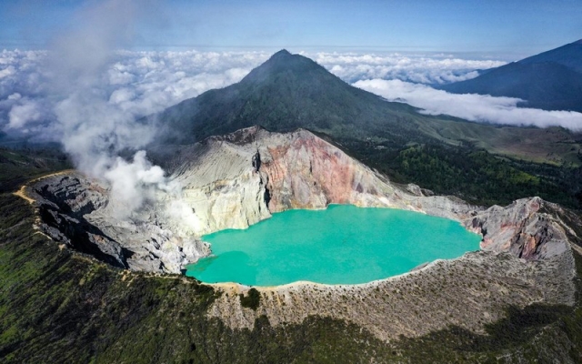 Ngỡ ngàng trước vẻ đẹp hồ Kawah Ijen nổi tiếng khi du lịch Indonesia