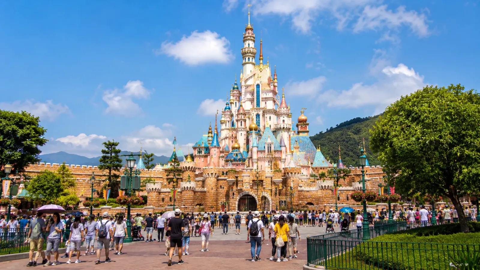 Hong Kong Disneyland trên đảo Lantau