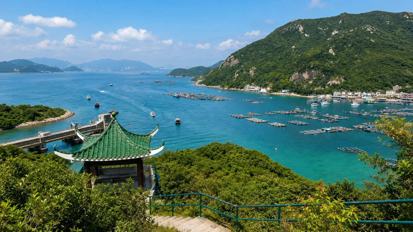 Khung cảnh yên bình trên đảo Lamma Hồng Kông