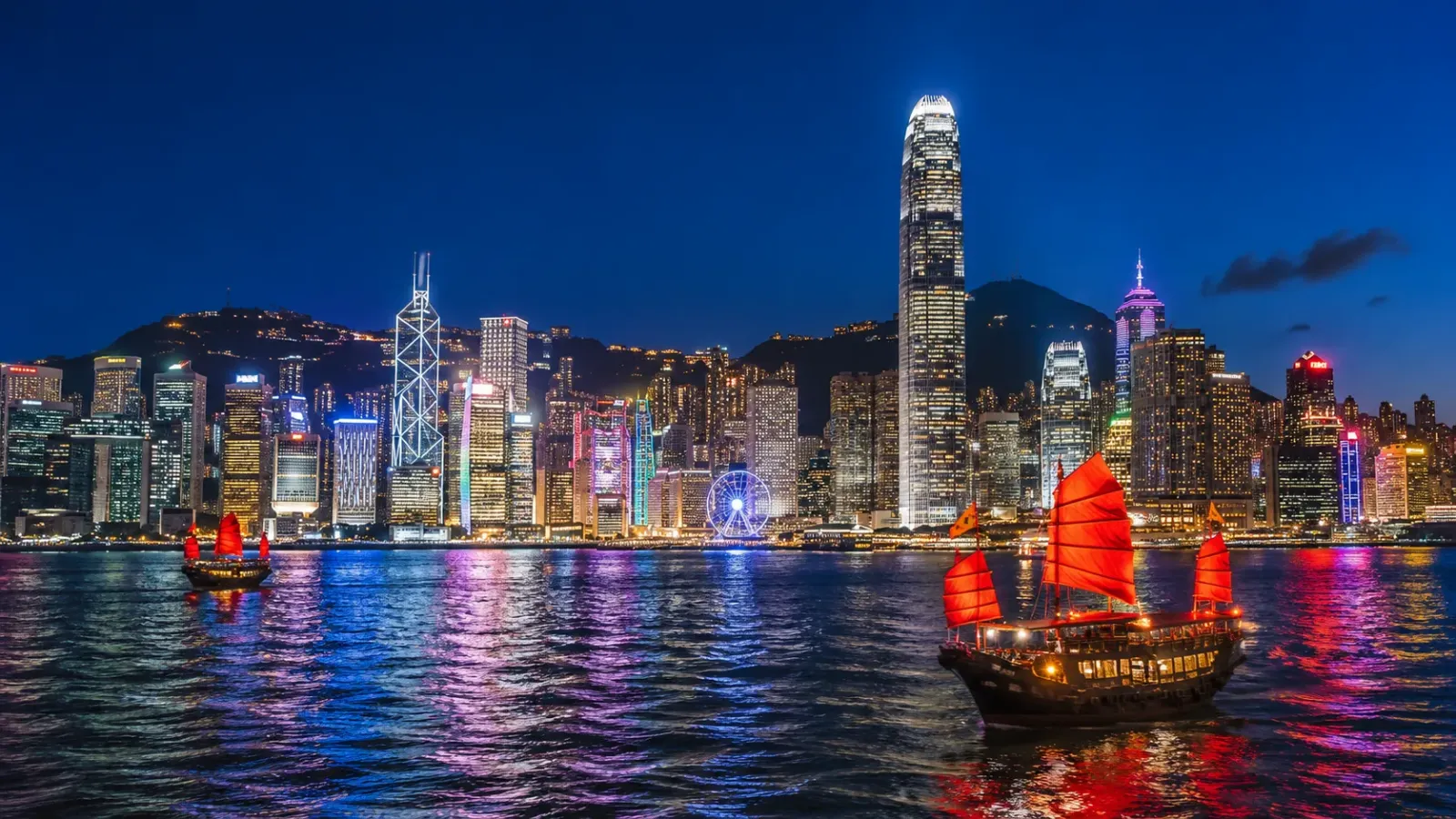 Victoria Harbour và skyline Hồng Kông vào buổi tối
