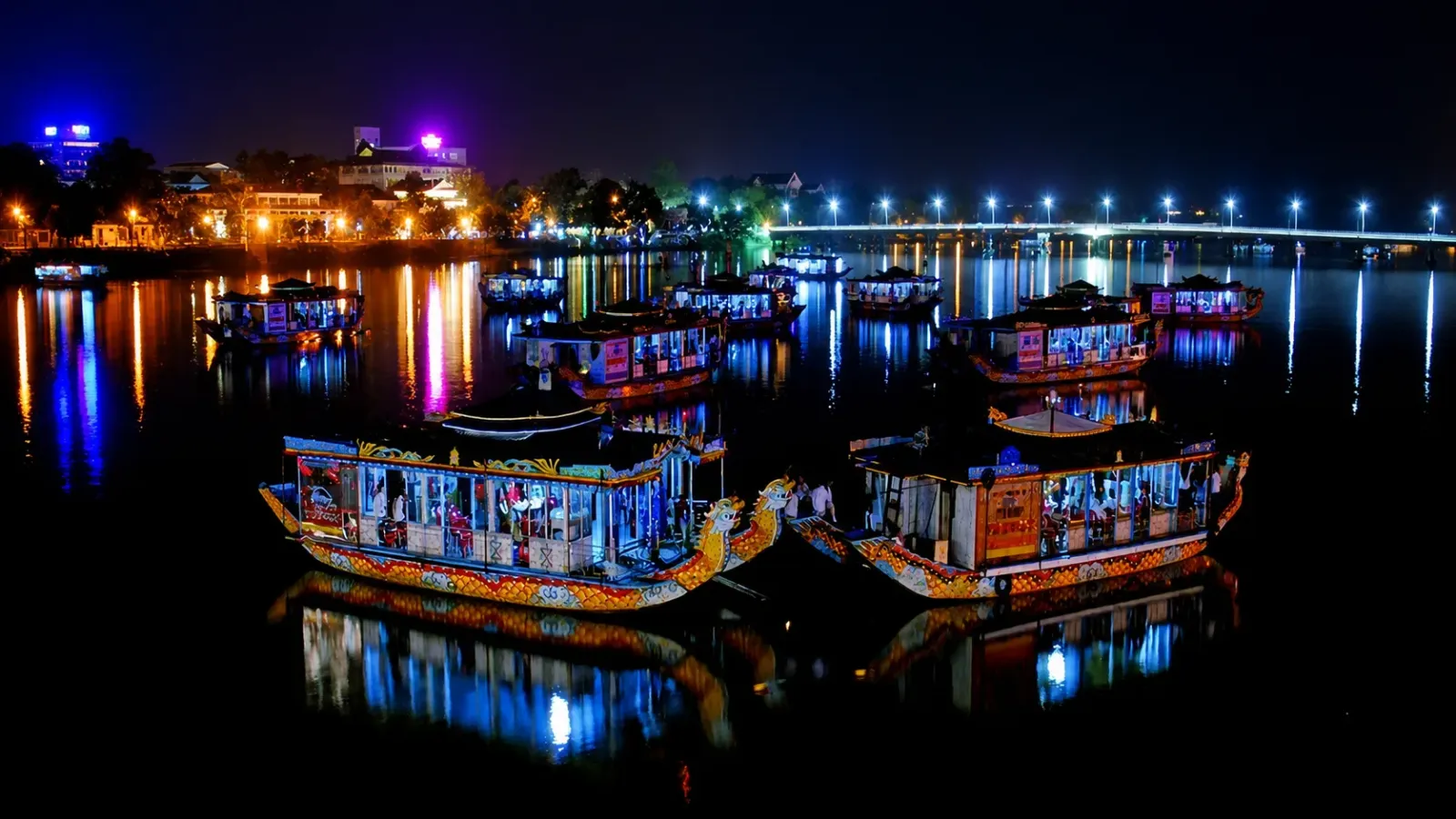 Biểu diễn Ca Huế trên thuyền rồng giữa sông Hương vào buổi tối