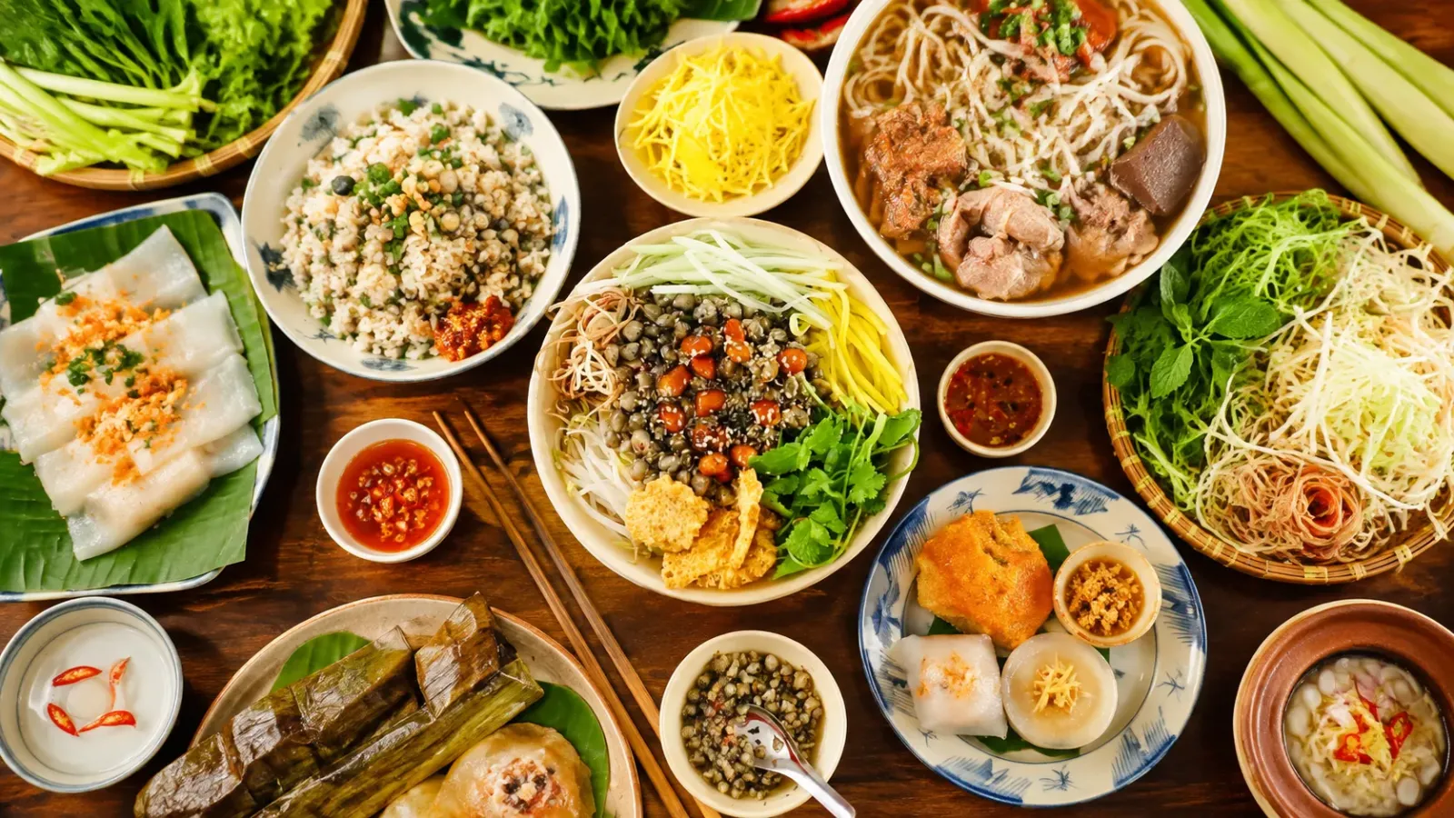 Bún bò cơm hến bánh Huế và các món ăn đặc trưng của ẩm thực Huế