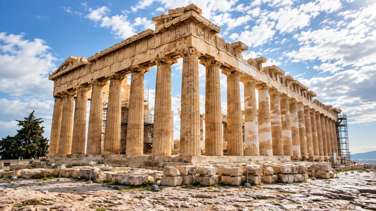 Đền Parthenon với những hàng cột đá trên Acropolis Athens