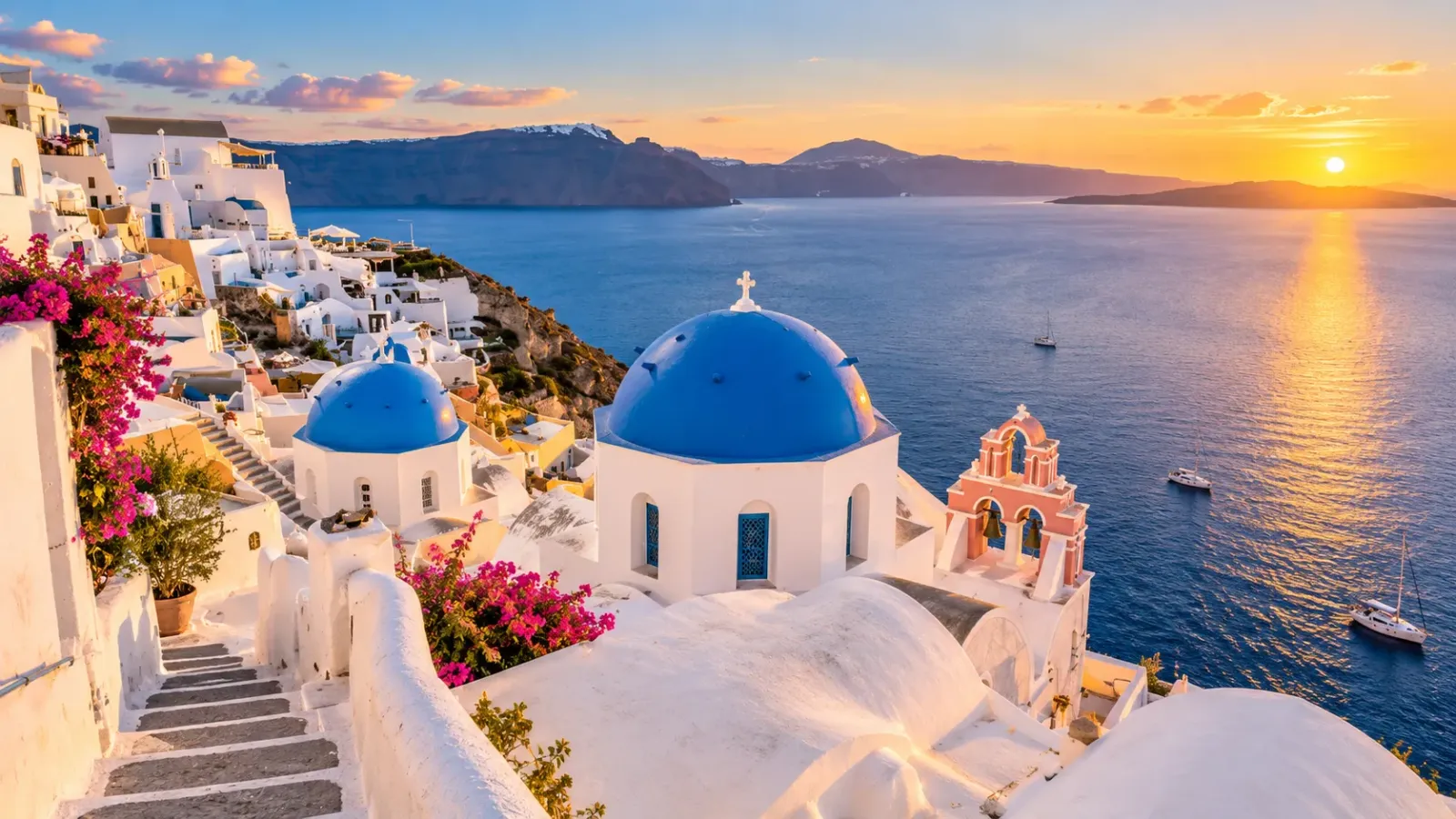 Những ngôi nhà trắng và mái vòm xanh tại làng Oia Santorini