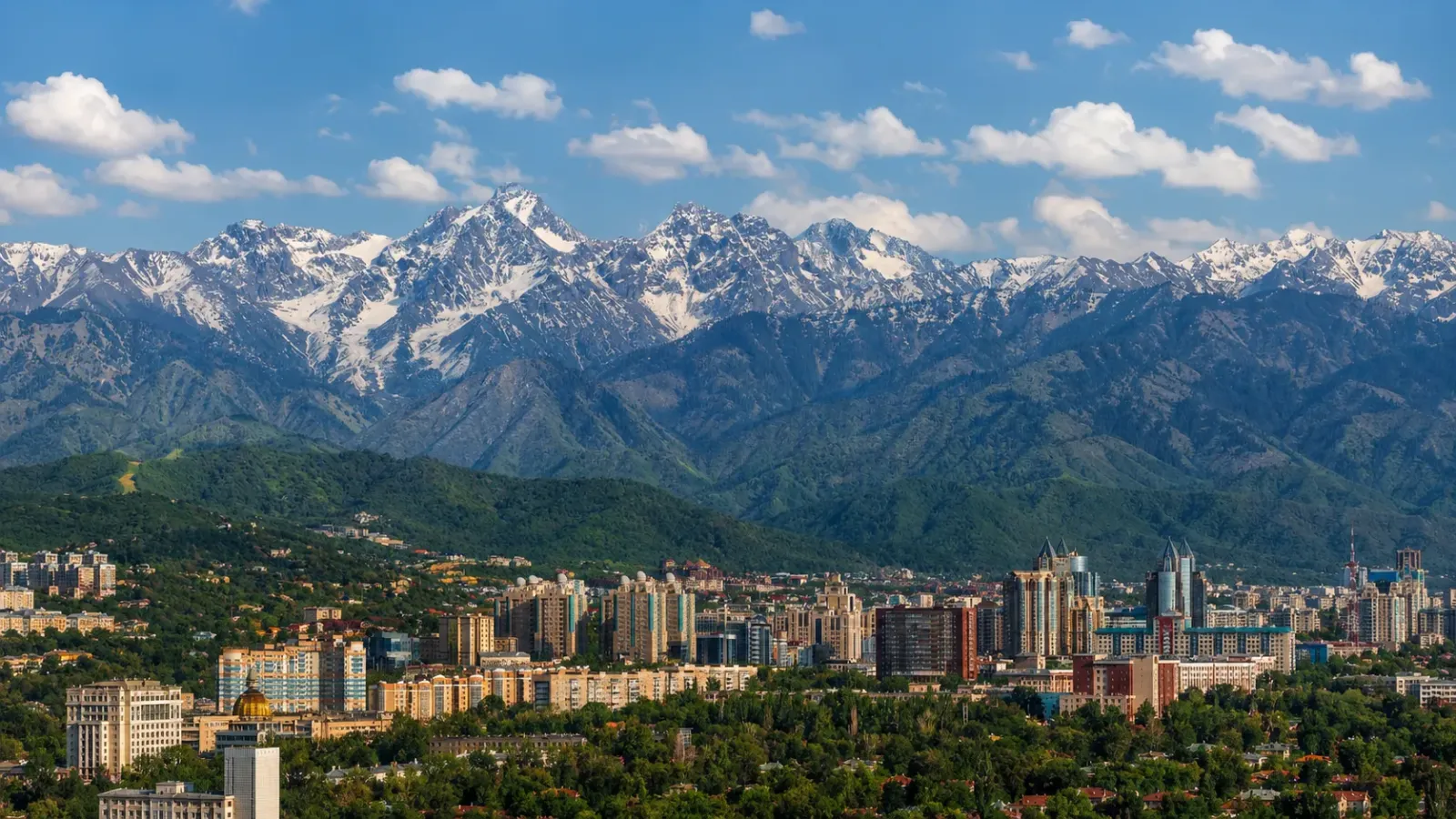 Toàn cảnh thành phố Almaty dưới chân dãy núi Trans-Ili Alatau