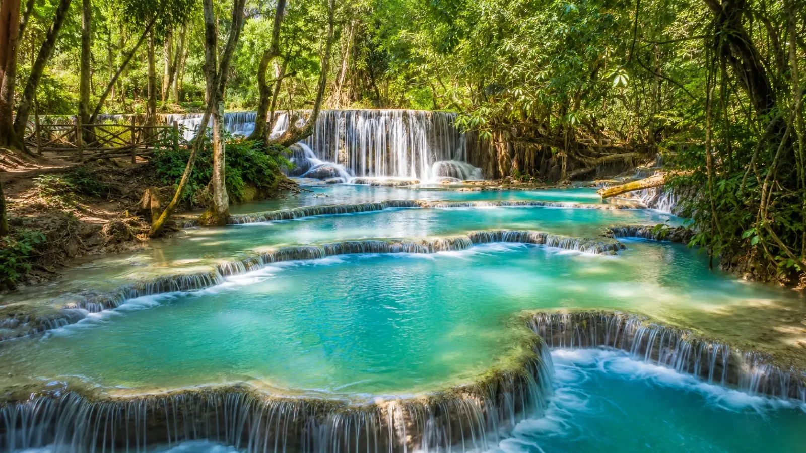 Các tầng nước xanh ngọc của thác Kuang Si gần Luang Prabang Lào