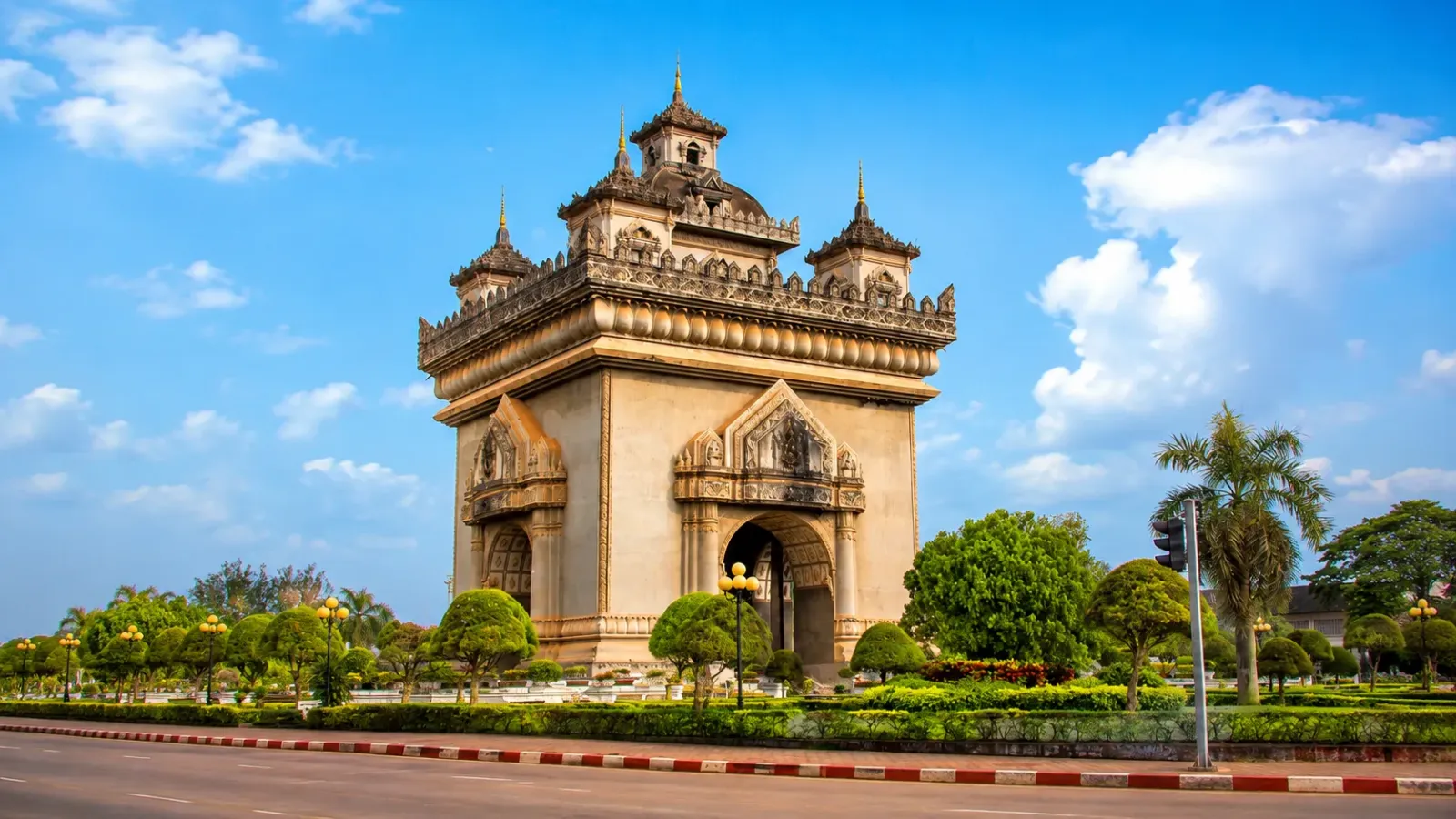 Đài chiến thắng Patuxay giữa thủ đô Viêng Chăn Lào