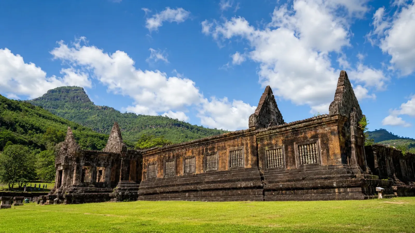 Quần thể đền Wat Phou dưới chân núi tại Champasak Lào