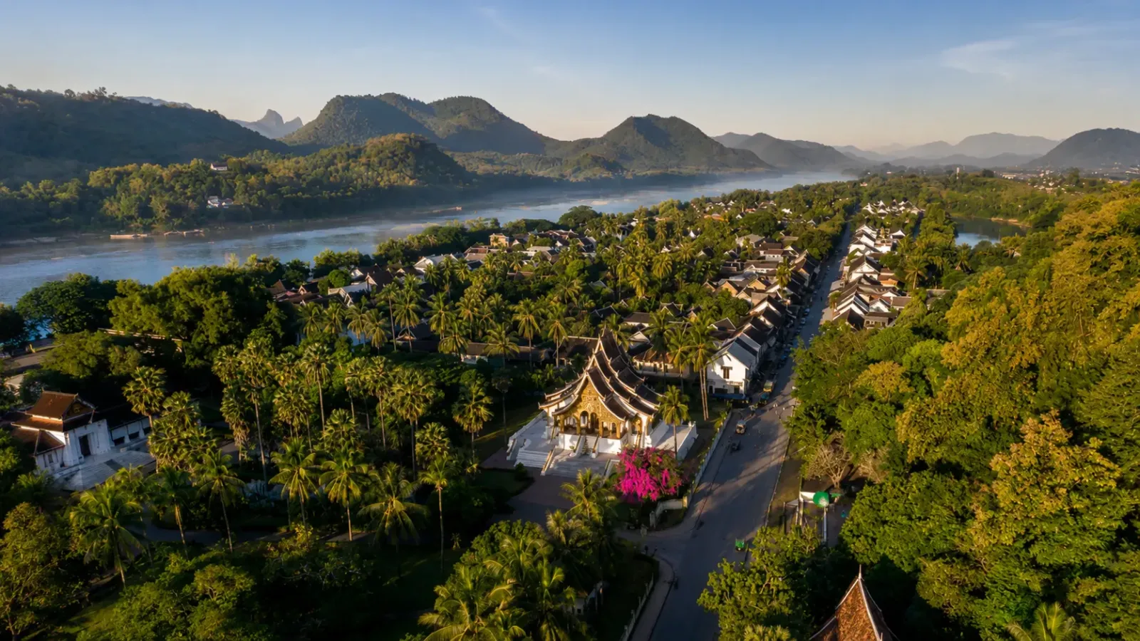 Toàn cảnh Luang Prabang bên dòng Mekong trong hành trình du lịch Lào