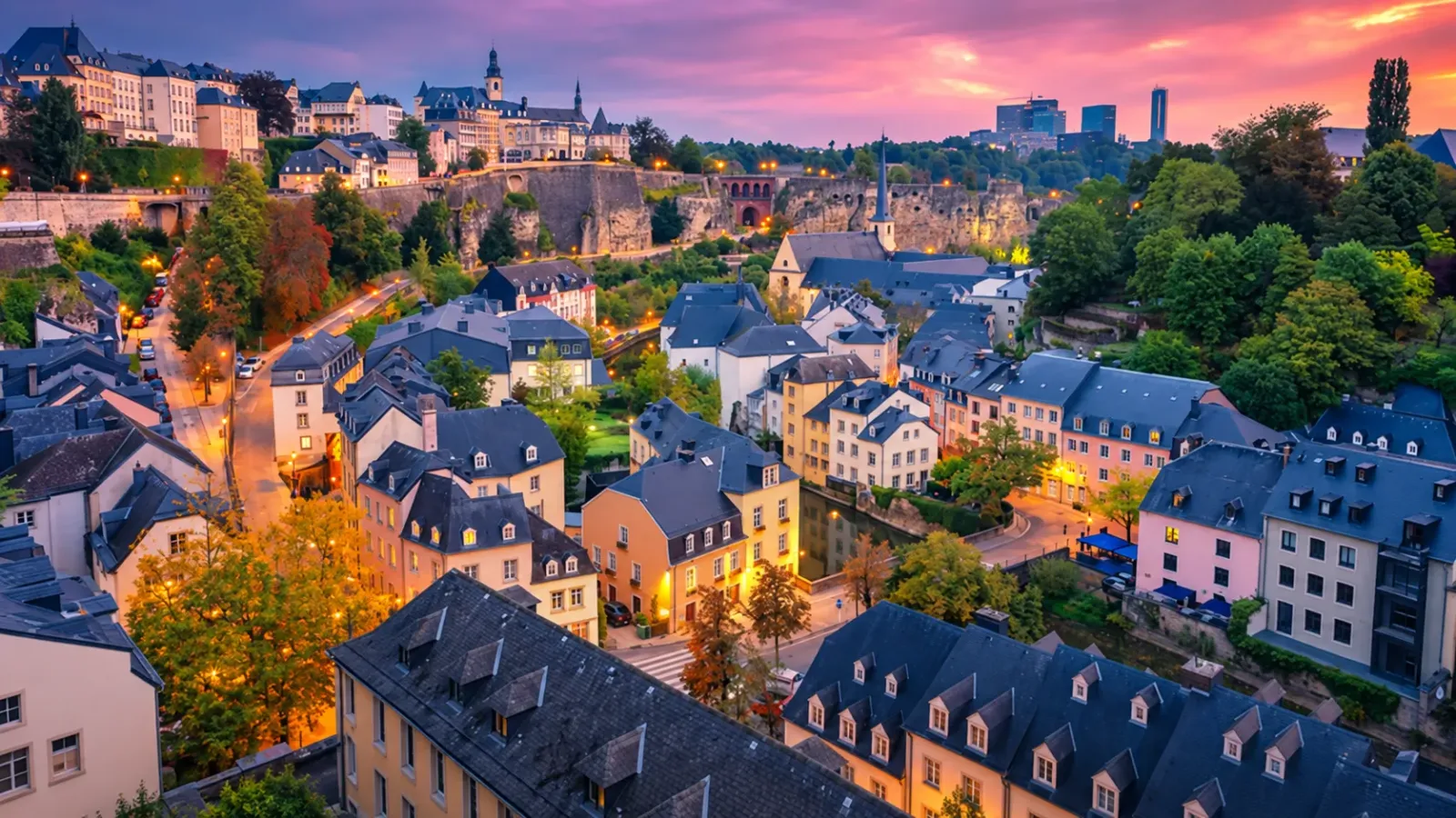 Phố cổ Luxemborg City nổi bật với khu phố cổ nằm trên địa hình đá cao giữa những thung lũng xanh