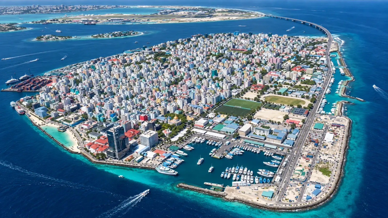 Khu đô thị và bến cảng đông đúc tại thủ đô Malé