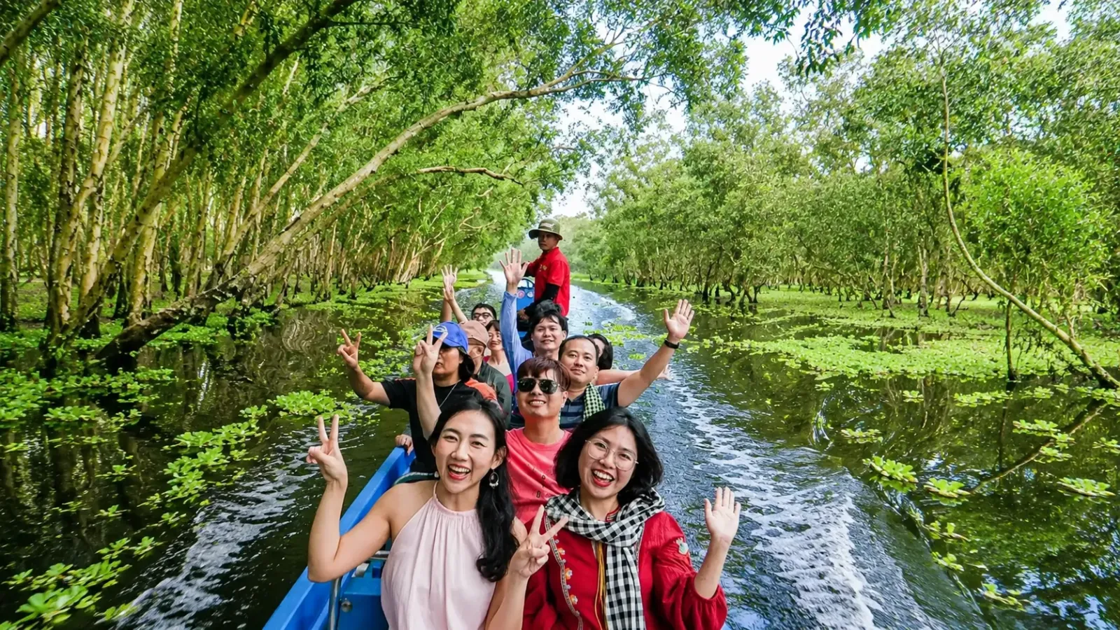 Du khách ngồi xuồng khám phá rừng tràm Xà Nư
