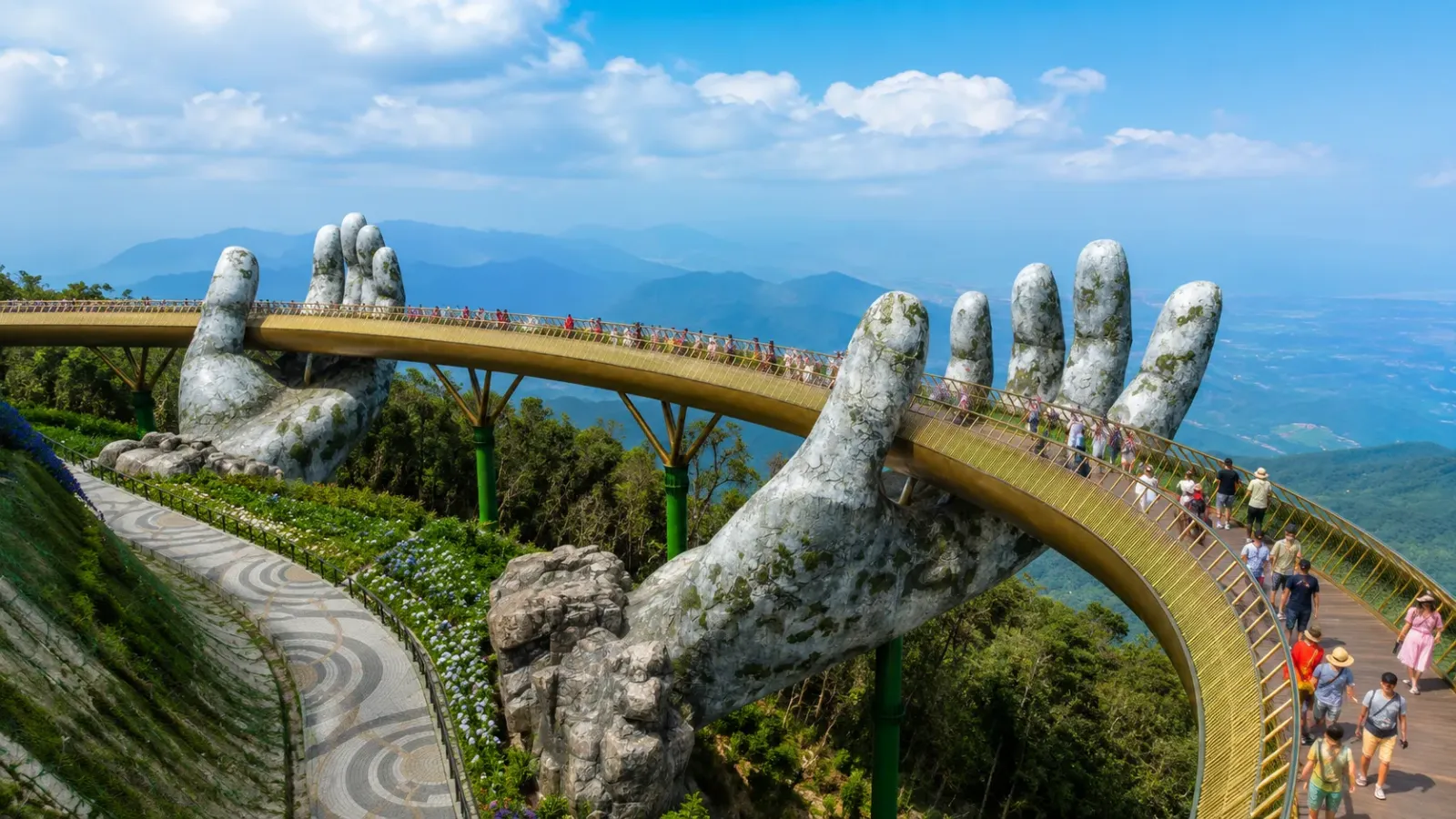 Cầu Vàng tại khu du lịch Bà Nà Hills Đà Nẵng