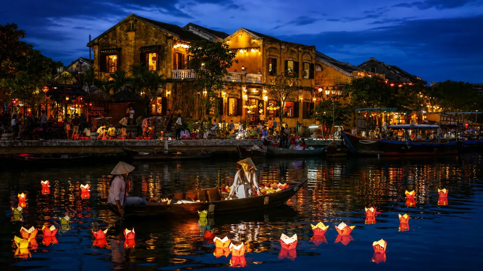 Phố cổ Hội An lên đèn lồng rực rỡ về đêm, điểm đến nổi bật khi du lịch miền Trung