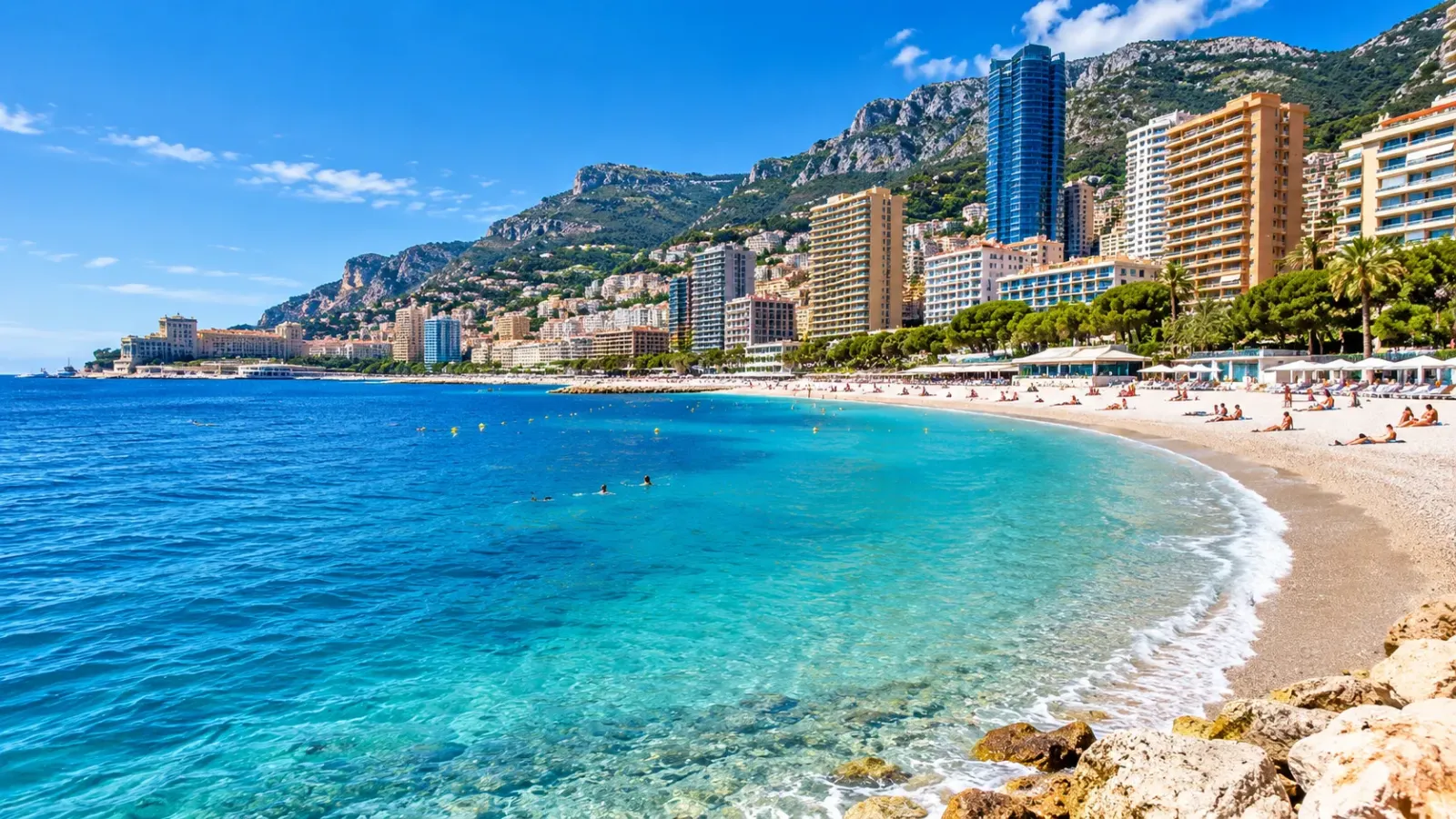 Bãi biển Larvotto với làn nước xanh tại Monaco