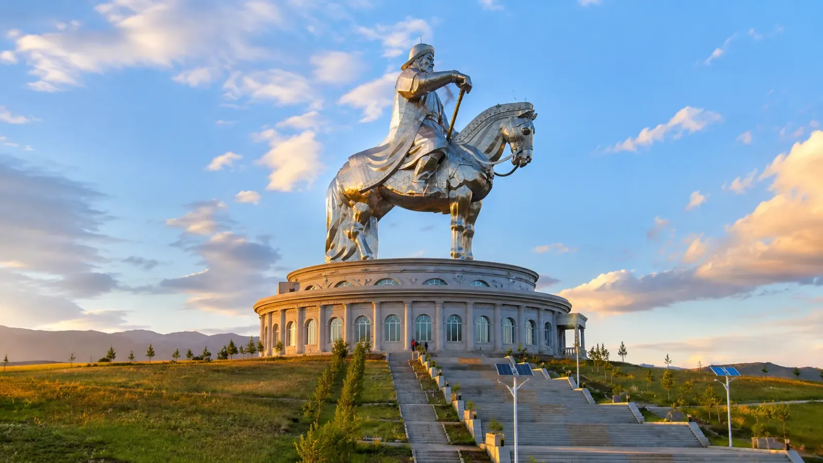 Tượng cưỡi ngựa Chinggis Khaan tại Tsonjin Boldog Mông Cổ