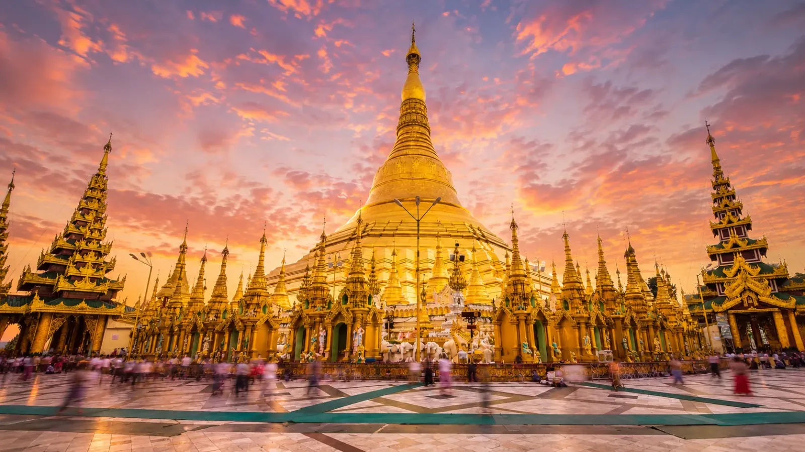 Chùa Shwedagon dát vàng nổi bật tại Yangon Myanmar