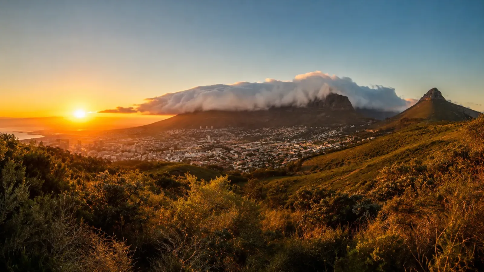Núi Bàn nhìn từ Cape Town vào thời điểm hoàng hôn