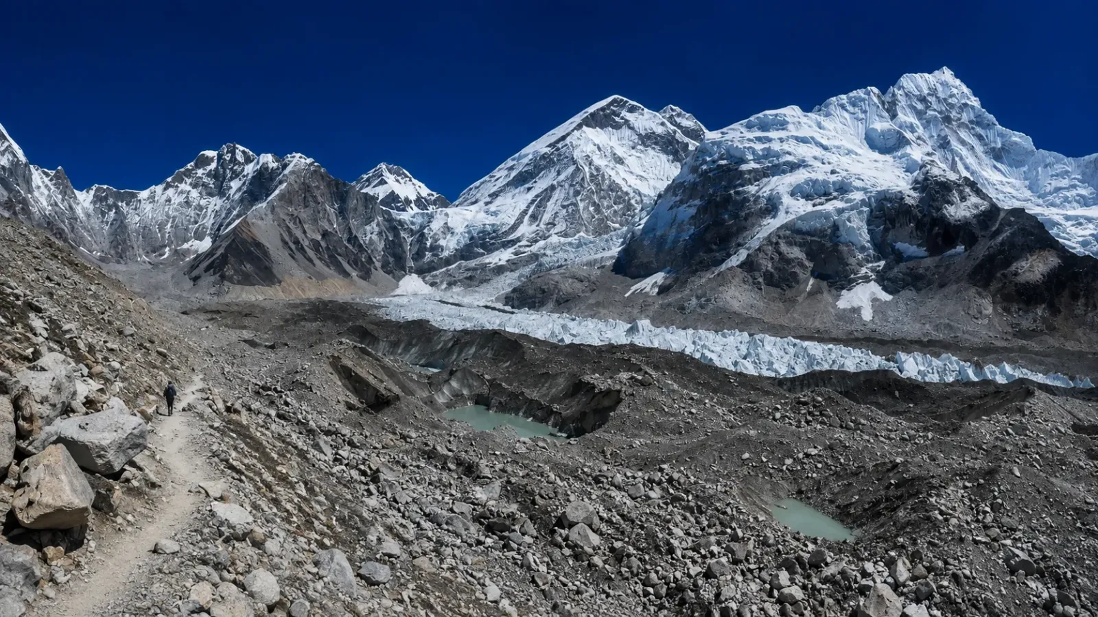 Cảnh quan núi Everest nhìn từ cung trekking Kala Patthar