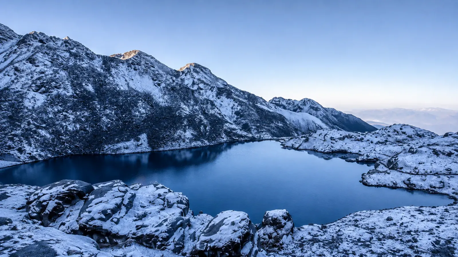 Hồ núi Gosaikunda linh thiêng trên tuyến trekking Langtang