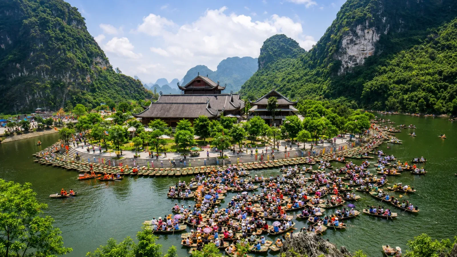 Cảnh quan Ninh Bình trong mùa du lịch thuận lợi