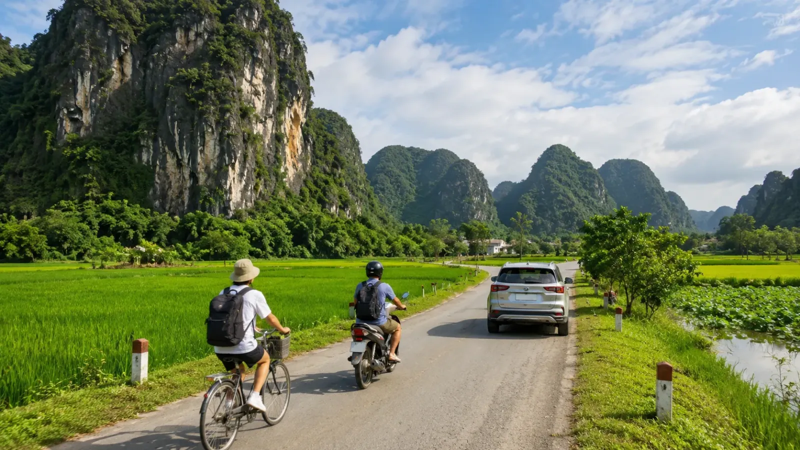 Du khách di chuyển qua vùng núi và đồng quê Ninh Bình