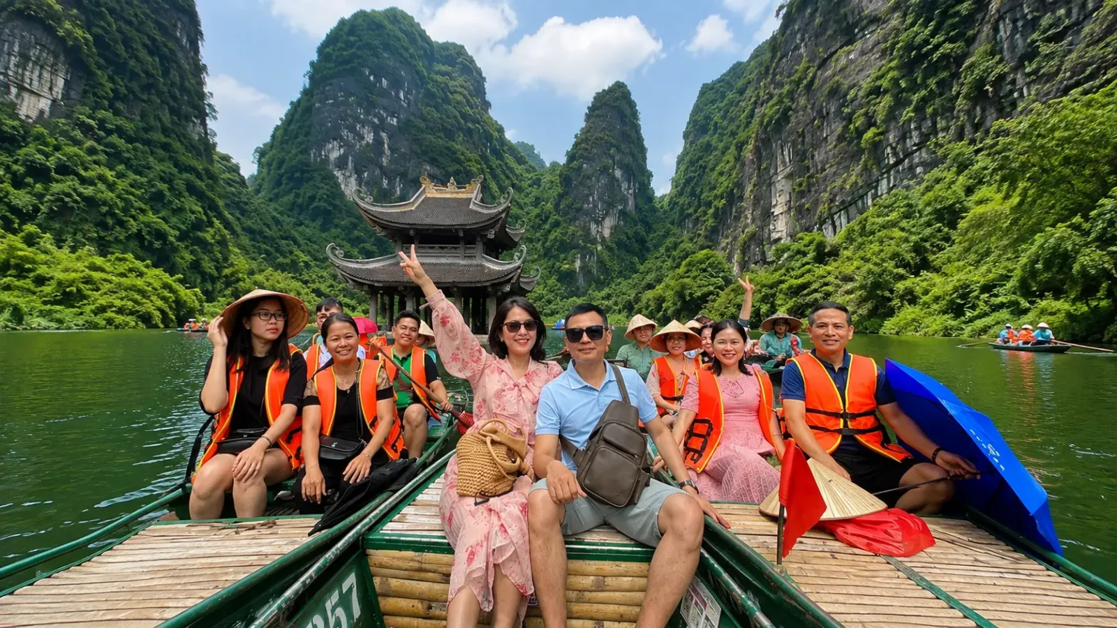 Du khách tham quan cảnh quan núi sông trong tour Ninh Bình