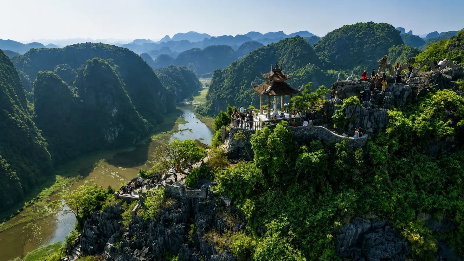 Núi đá vôi và cảnh quan đặc trưng tại Ninh Bình