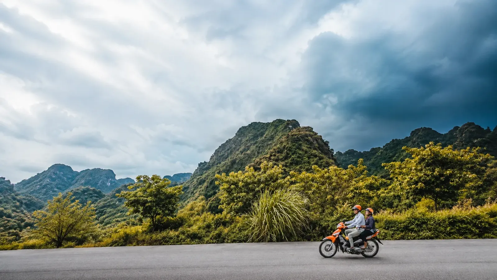 Phương tiện đường bộ di chuyển đến khu du lịch Ninh Bình