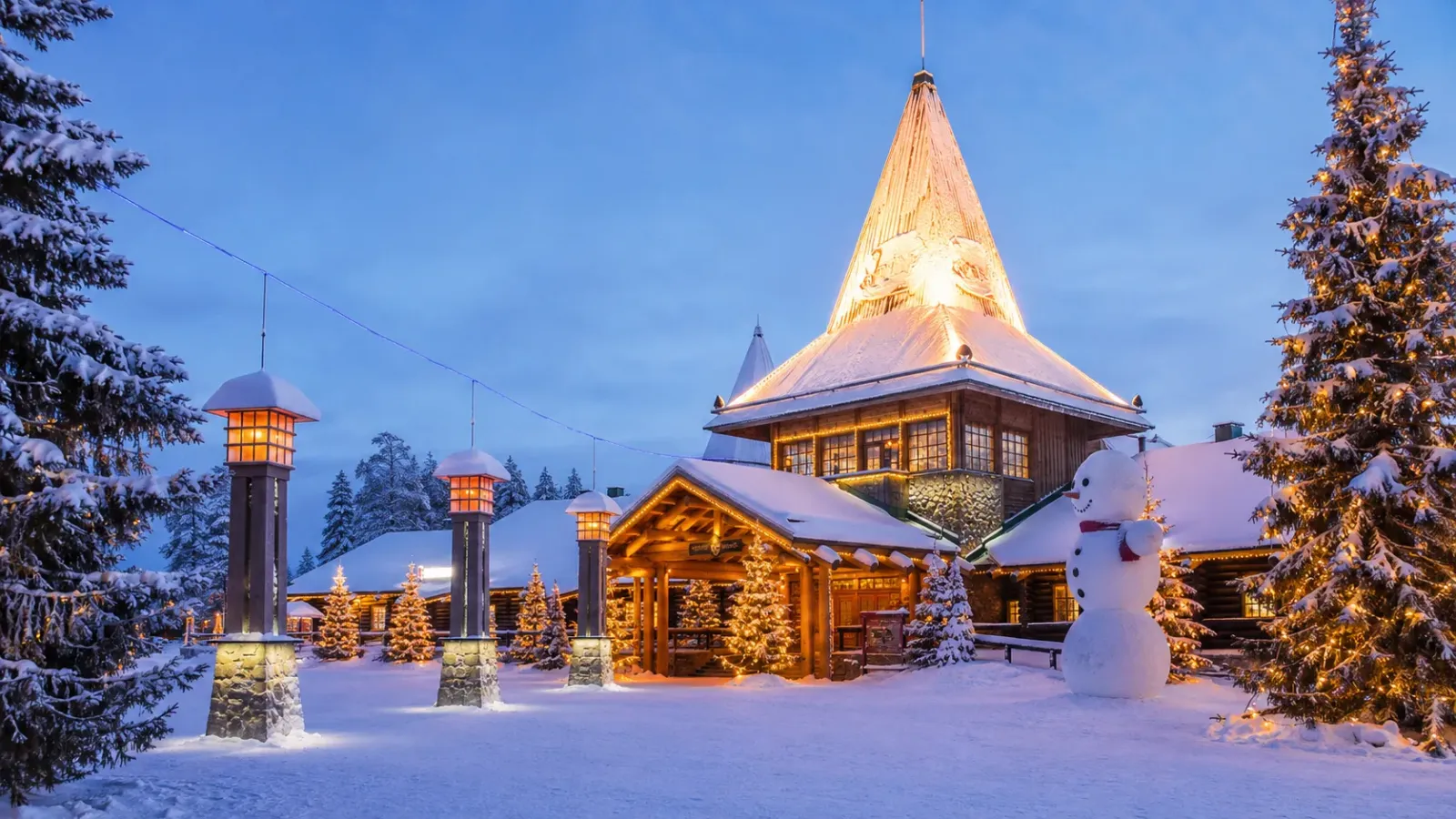 Santa Claus Village tại Rovaniemi nằm trên Vòng Bắc Cực ở Phần Lan