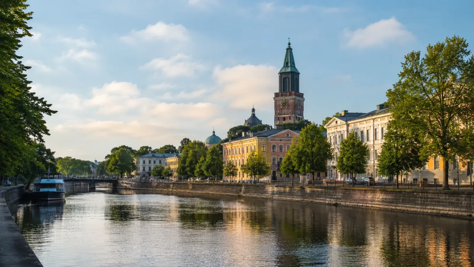 Thành phố Turku Phần Lan bên sông Aura