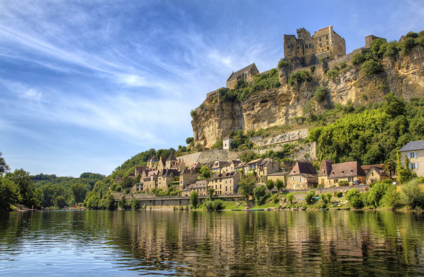 Tỉnh Dordogne với vẻ đẹp thiên nhiên đầy thơ mộng với dòng sông, rừng núi và thảm cỏ