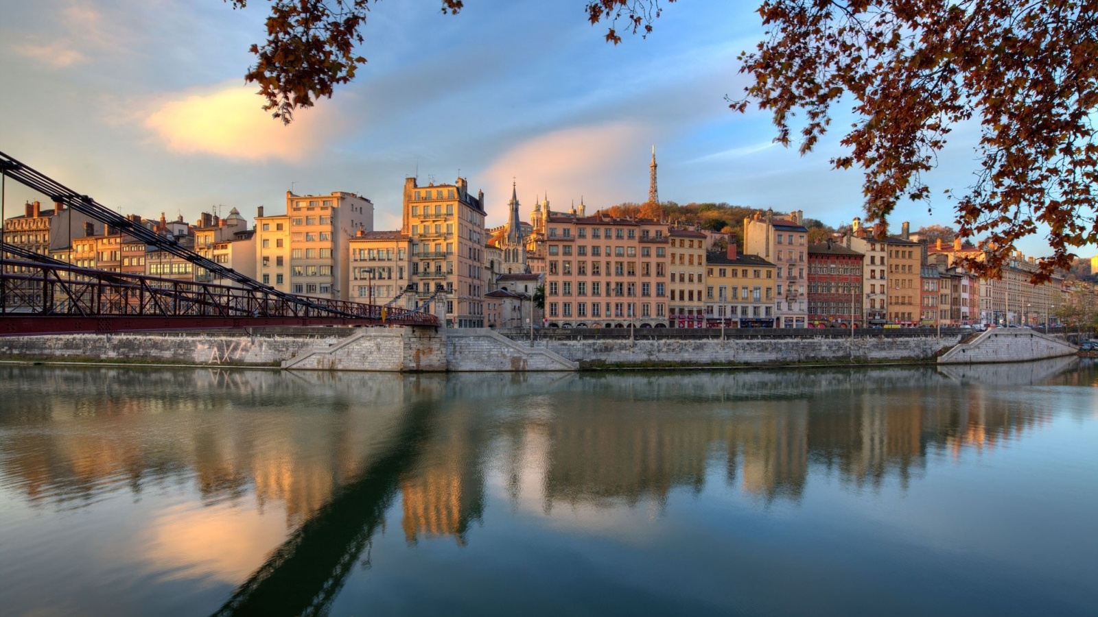 Nằm giữa hai đồi Fourvière và Croix Rousse, thành phố Lyon nổi danh trước hết từ di sản kiến trúc và đô thị 