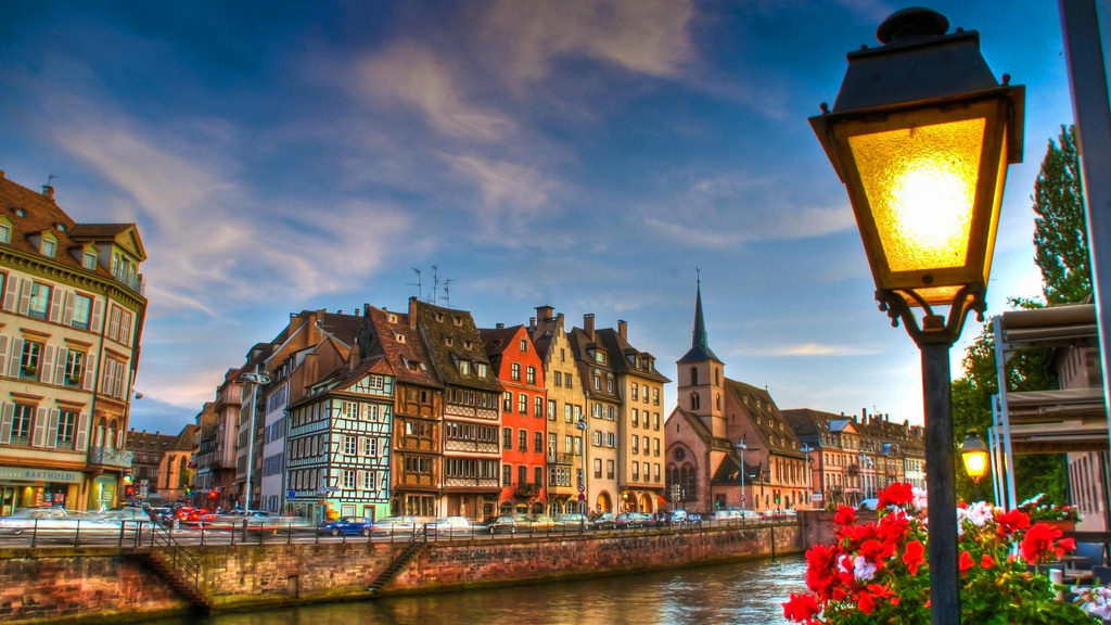 Thành phố Strasbourg quyến rũ với những dãy nhà cổ kính, và những con đường thơ mộng