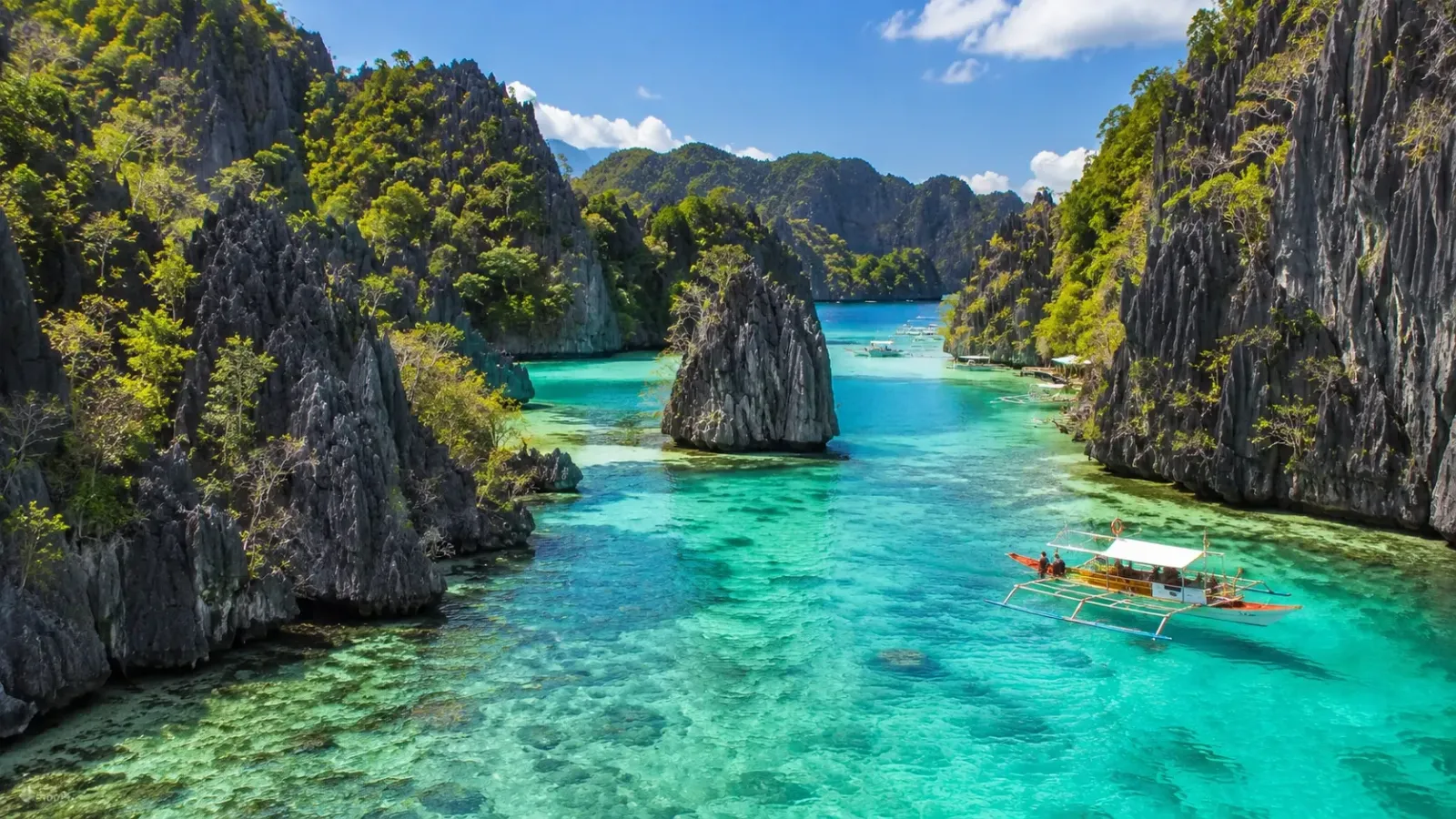 Đầm phá nước xanh nằm giữa núi đá vôi tại El Nido Palawan