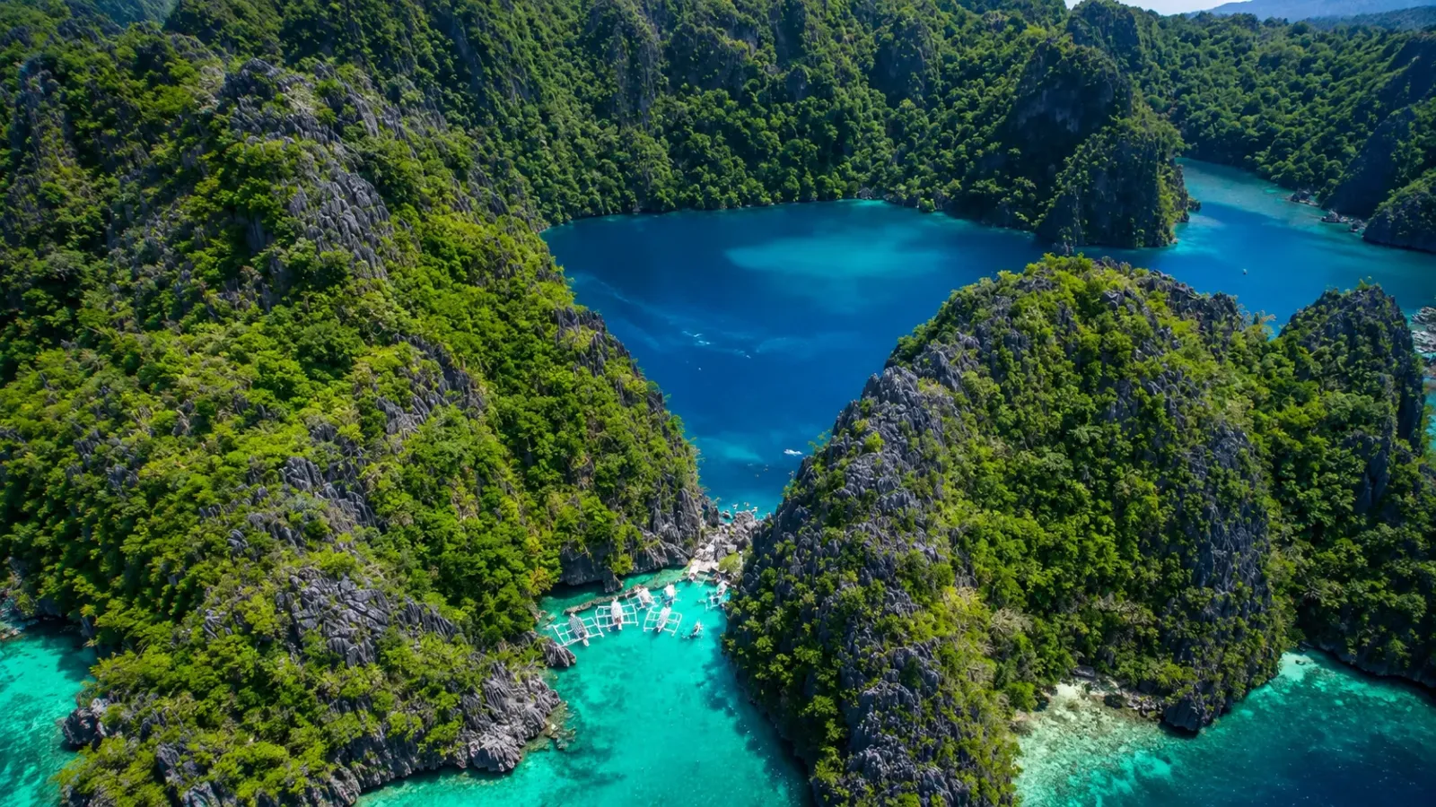 Hồ nước và núi đá vôi tại Coron Palawan Philippines