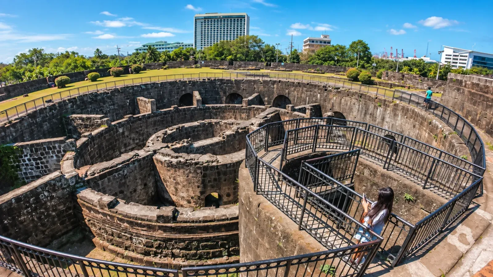 Kiến trúc lịch sử bên trong thành cổ Intramuros tại Manila