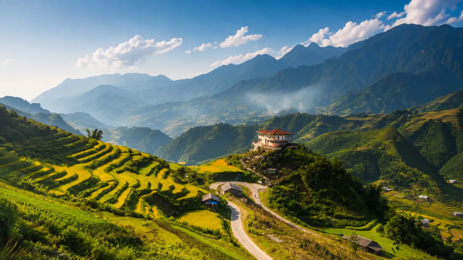 Cảnh quan núi rừng và ruộng bậc thang trong chuyến du lịch Sa Pa