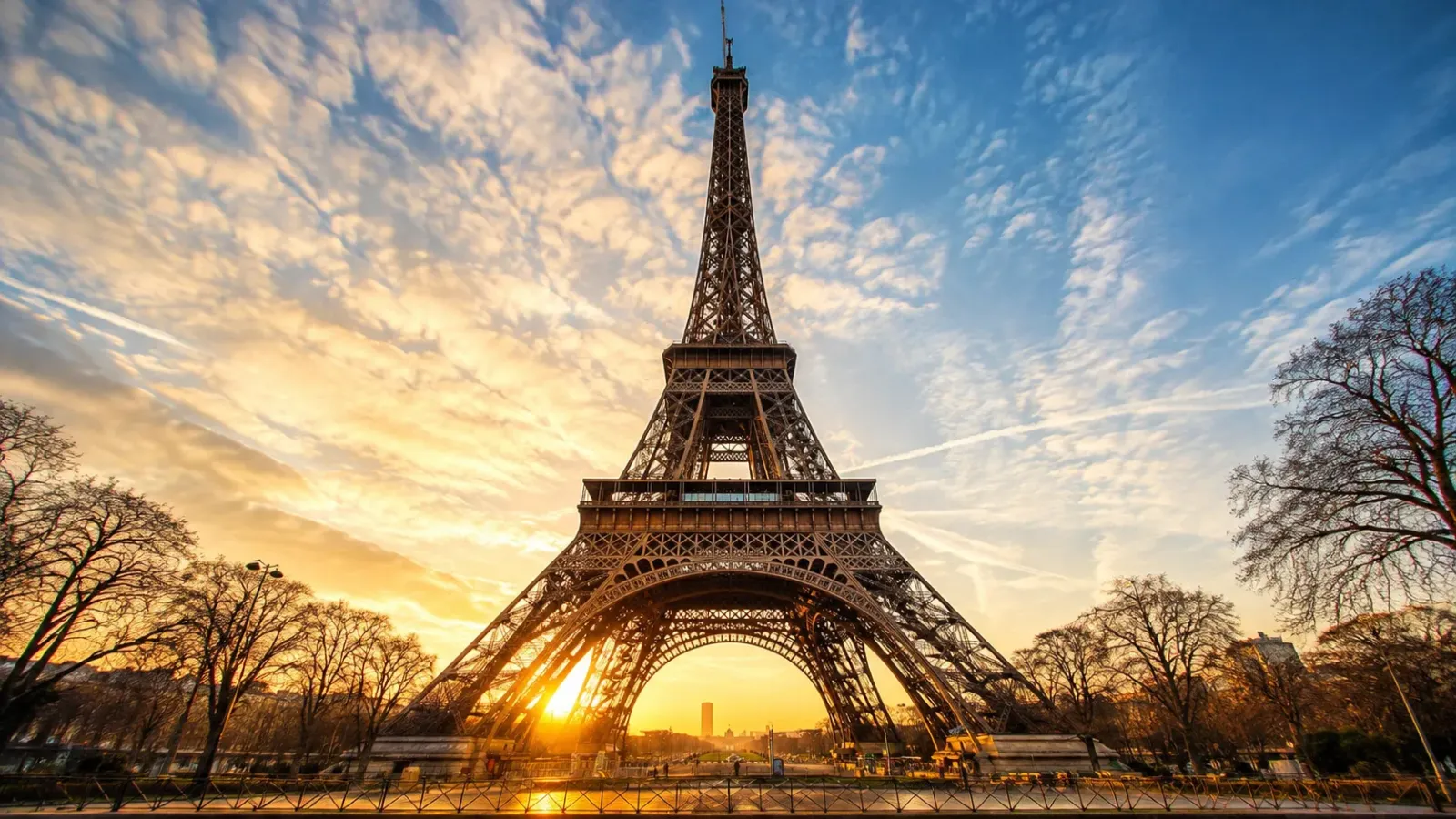 Tháp Eiffel tại Paris trong hành trình du lịch Tây Âu