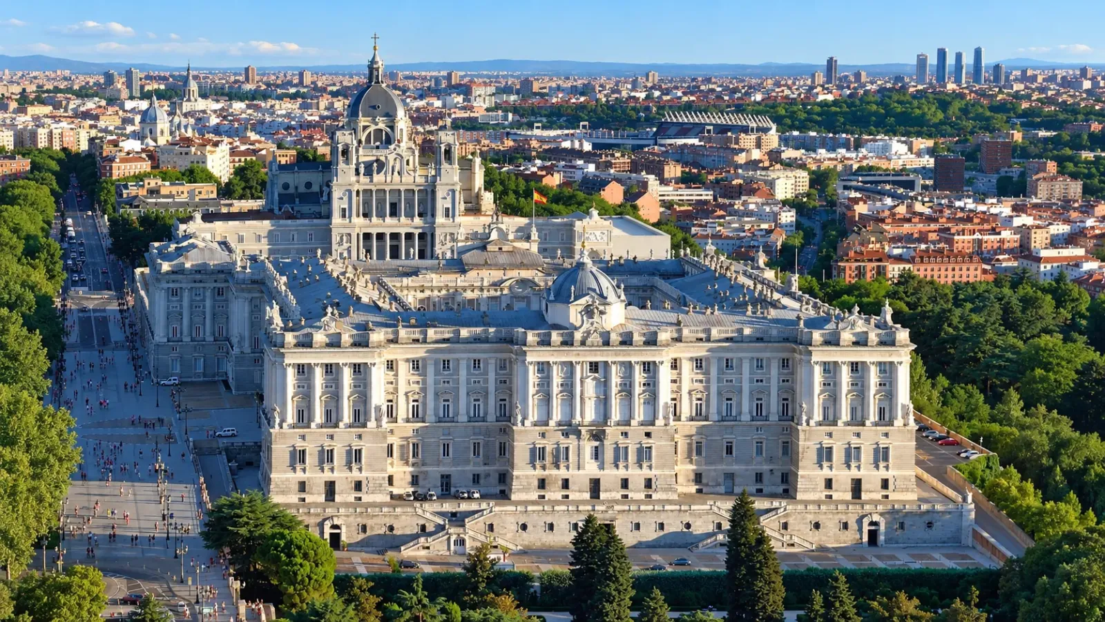 Mặt ngoài Cung điện Hoàng gia Madrid tại Tây Ban Nha