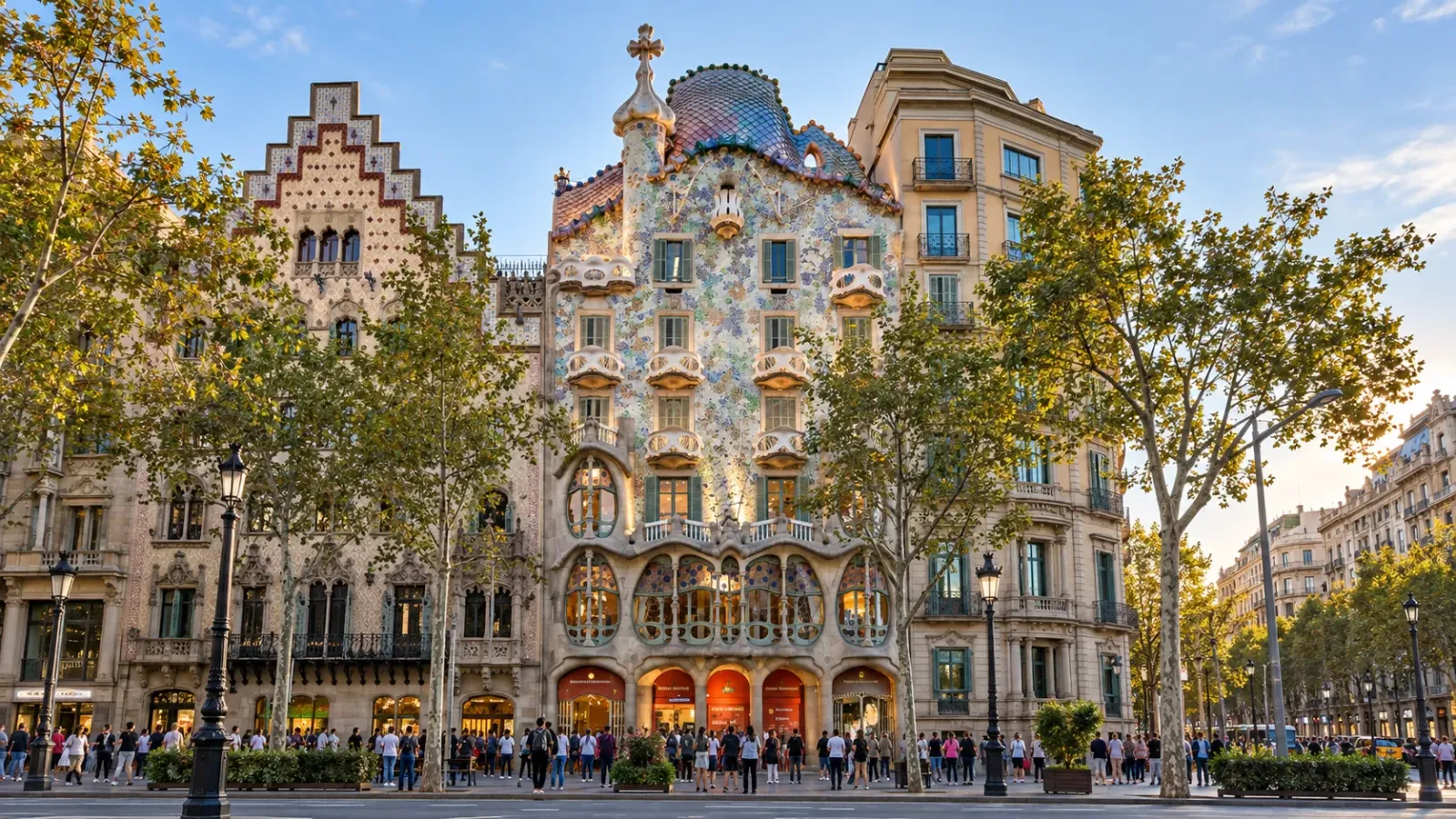 Mặt tiền Casa Batllo trên đại lộ Passeig de Gracia tại Barcelona