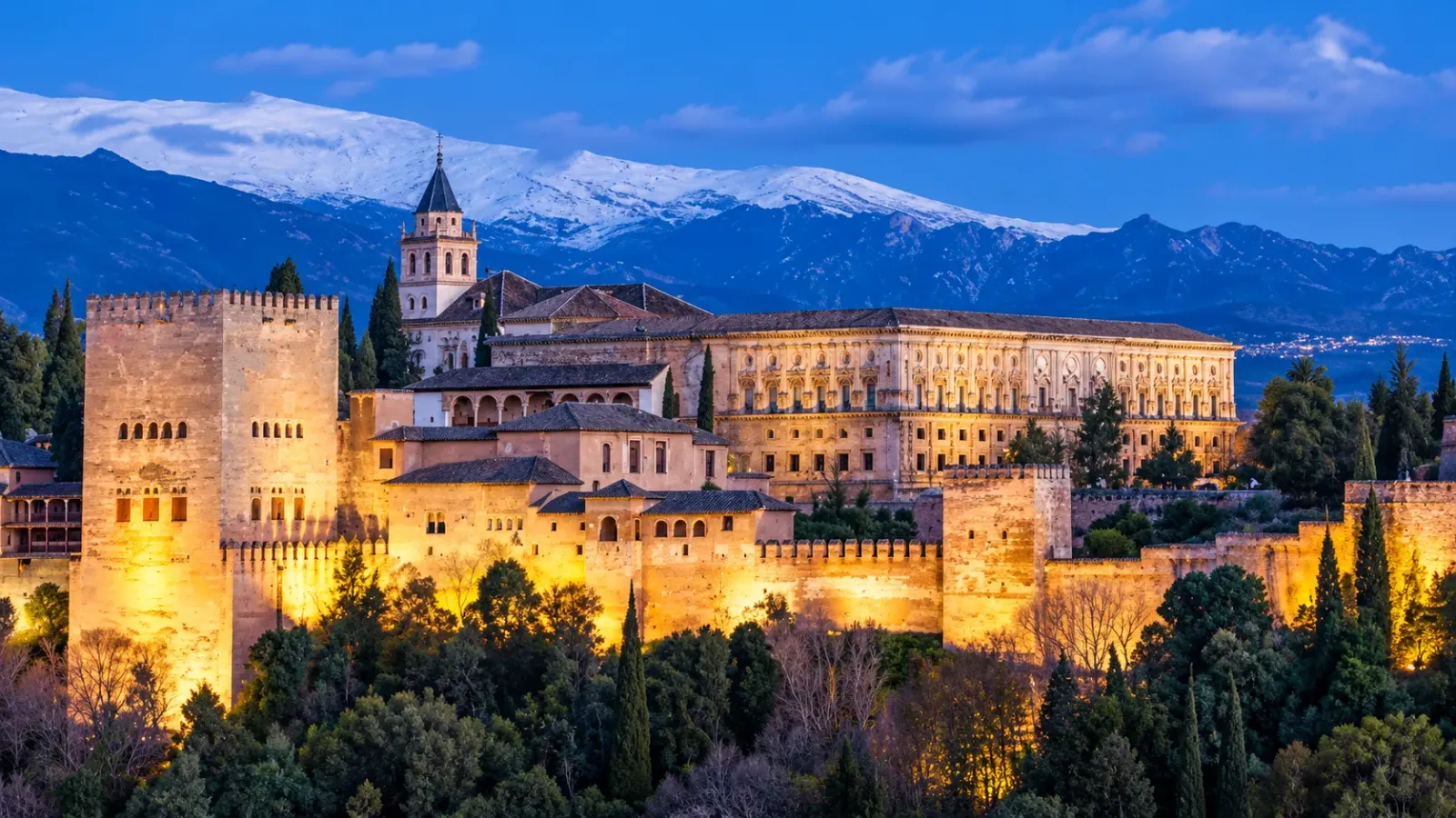 Quần thể cung điện Alhambra trên đồi tại Granada