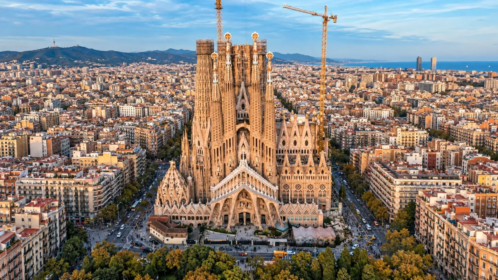 Toàn cảnh Vương cung thánh đường Sagrada Familia tại Barcelona