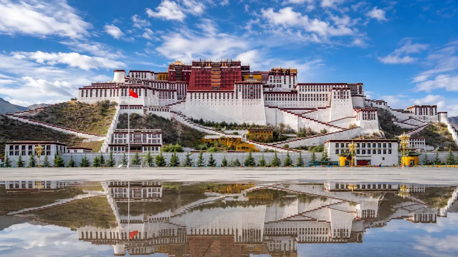 Cung điện Potala trên Đồi Đỏ tại thành phố Lhasa Tây Tạng