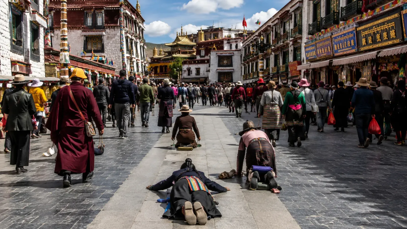 Người hành hương tại phố Barkhor quanh chùa Jokhang ở Lhasa